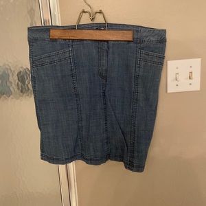 Womens size 14 denim skort. Very comfortable. Lost weight. Hate to give it up